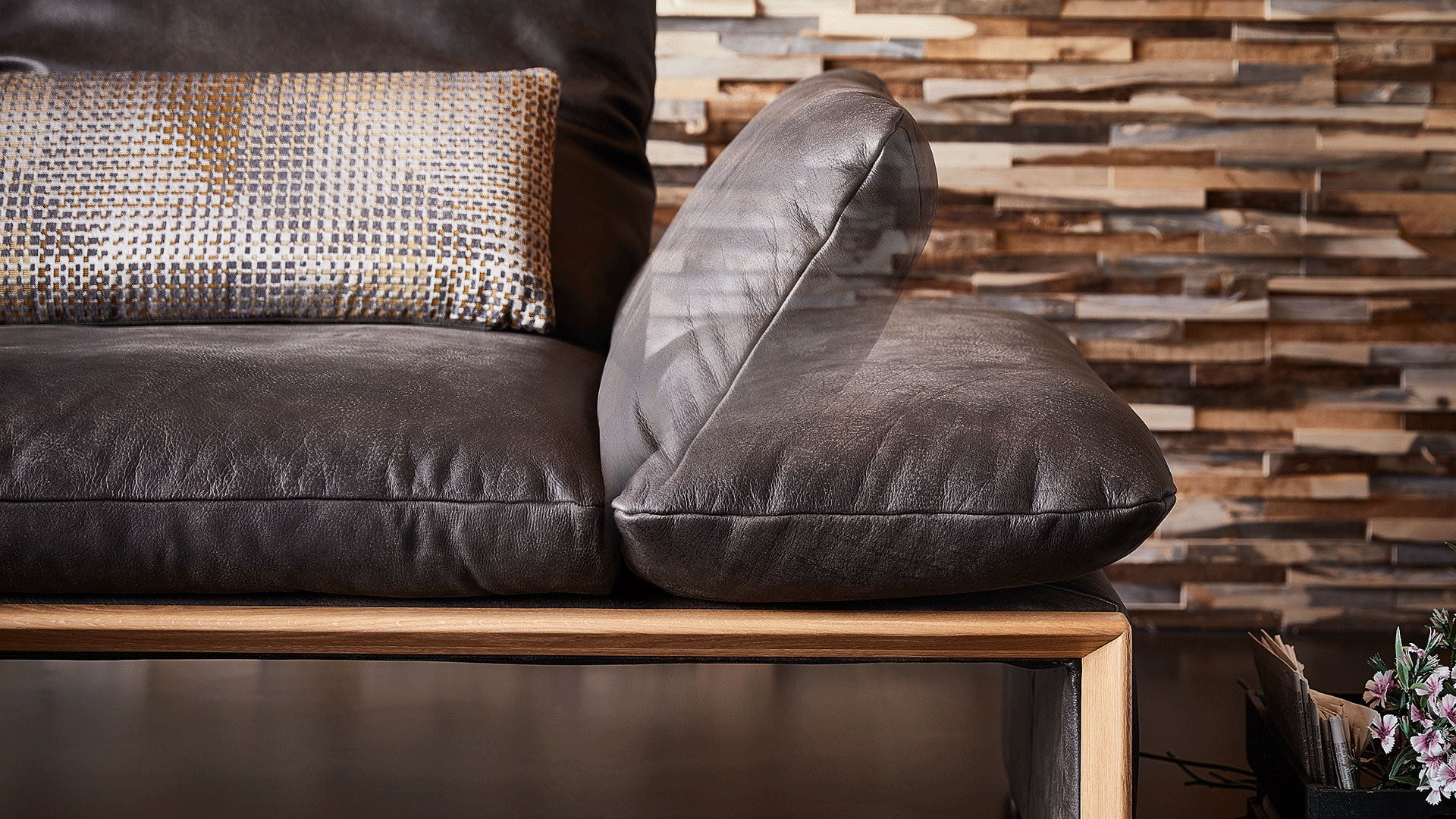 HARRIET 2.5 Seater Sofa in Leather by Koinor