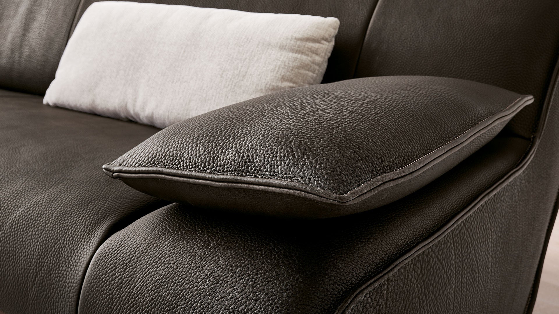 GISMO 2 Seater Sofa in Leather by Koinor