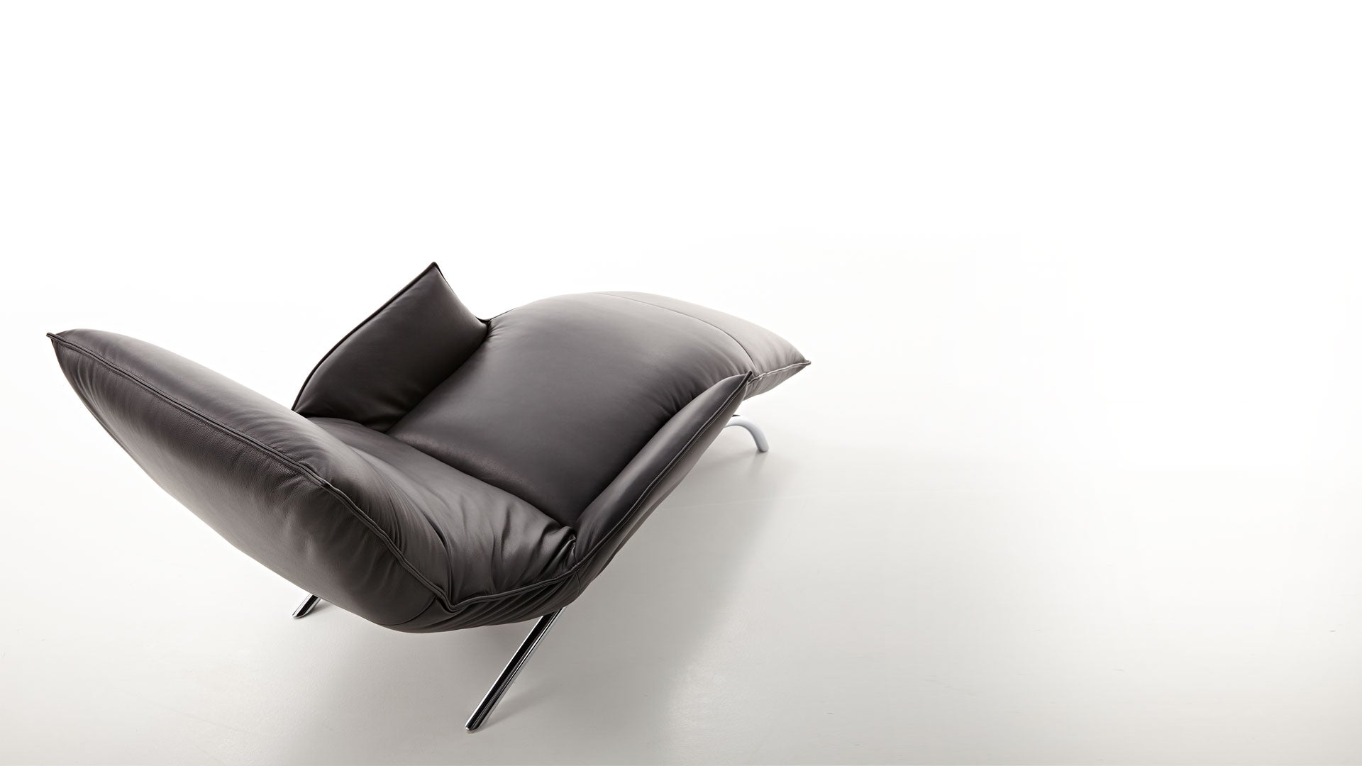 JOLEEN Electric Chaise Lounge in Leather by Koinor