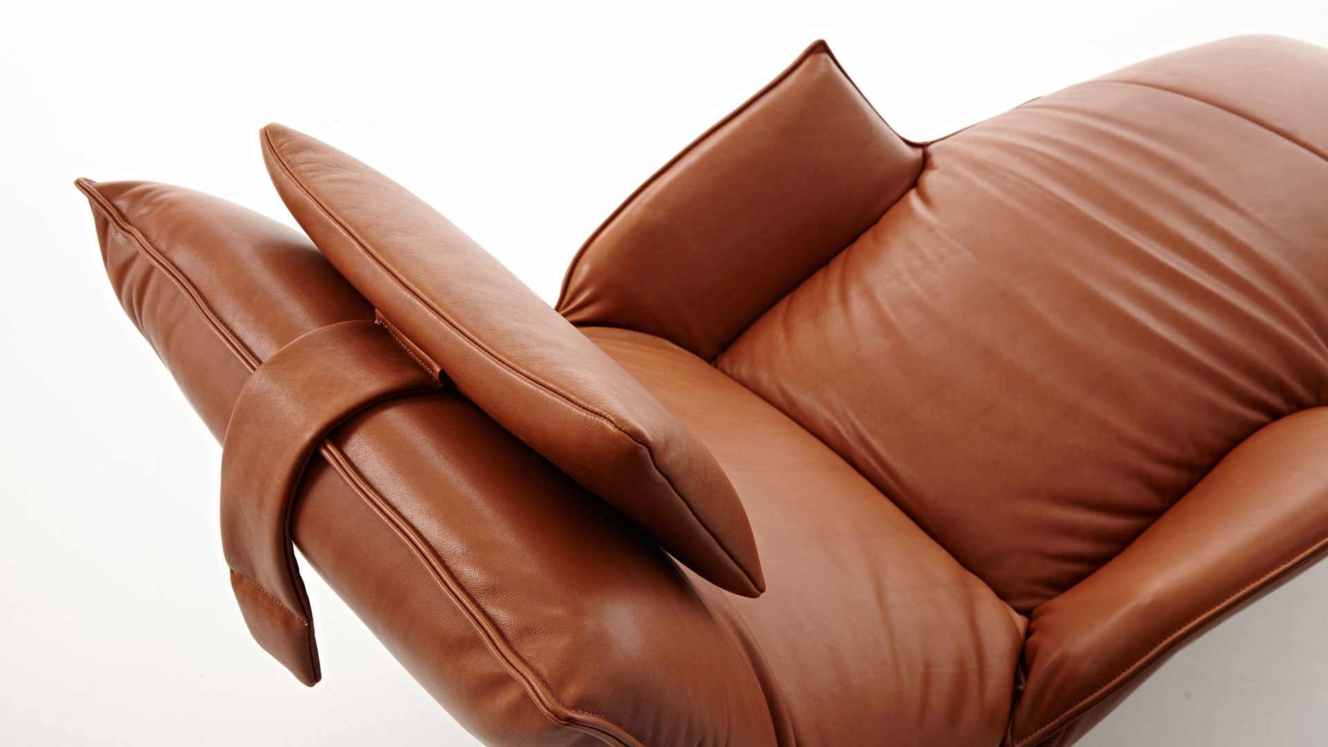 JOLEEN Electric Chaise Lounge in Leather by Koinor