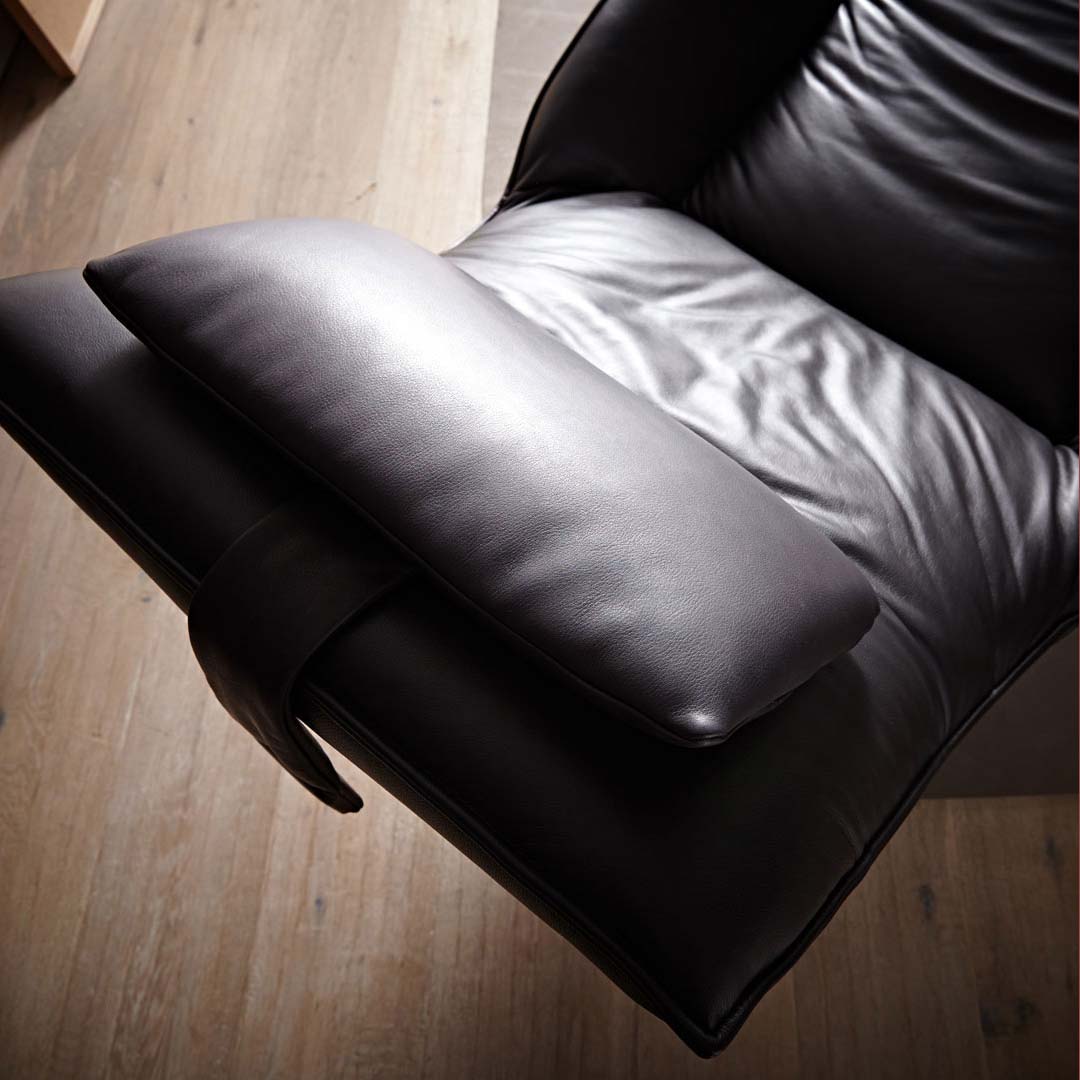 JOLEEN Electric Chaise Lounge in Leather by Koinor