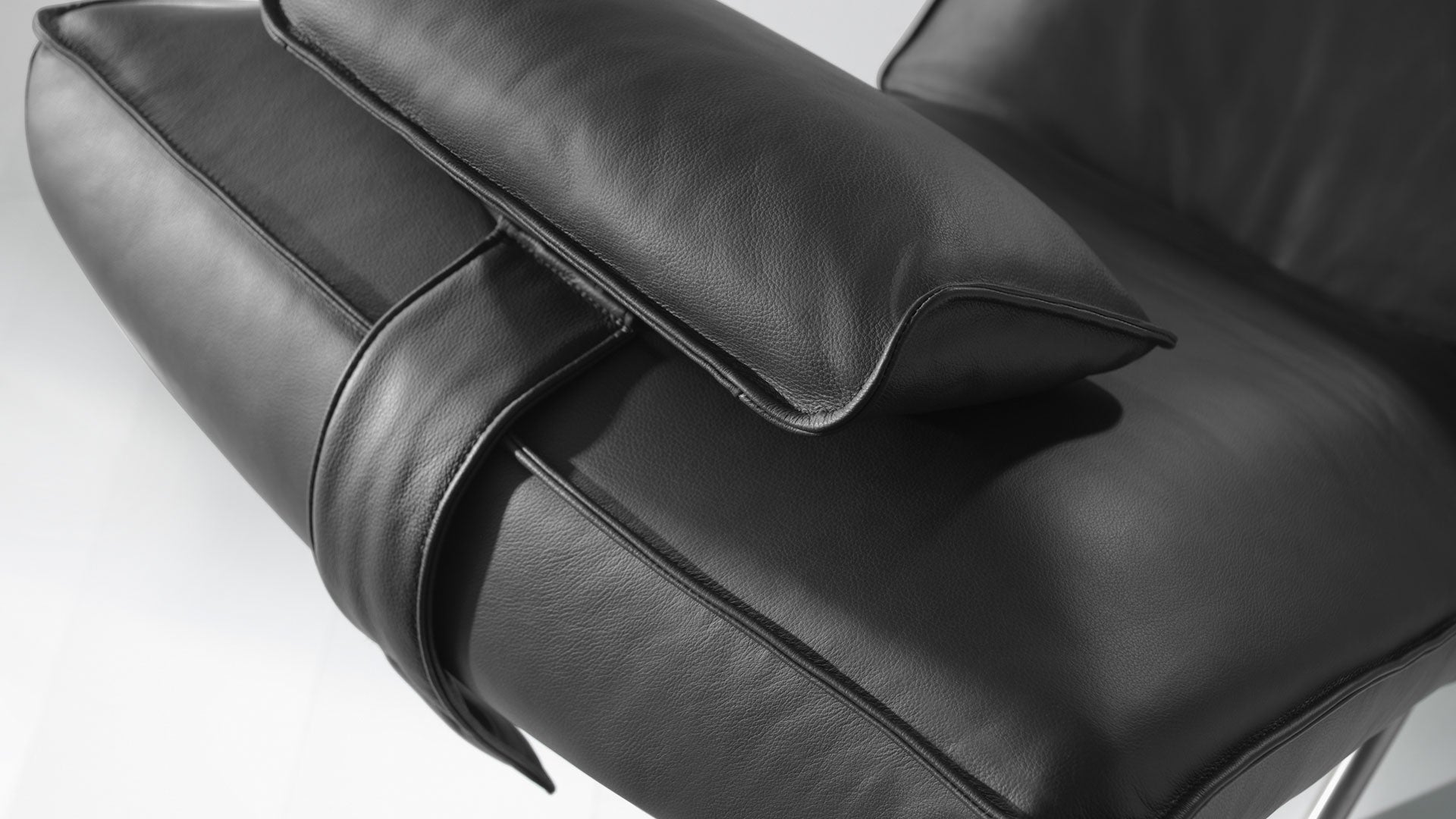 JONAS Electric Chaise Lounge in Leather By Koinor